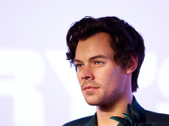 Fans pose with the new Harry Styles wax figure during its unveiling at the Madame Tussauds museum in London, Britain, July 26, 2023. REUTERS/Peter Cziborra      TPX IMAGES OF THE DAY