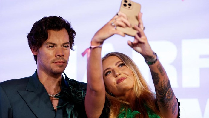 Foto Bareng 'Harry Style' di Madame Tussauds London, Mirip Banget Aslinya Fans pose with the new Harry Styles wax figure during its unveiling at the Madame Tussauds museum in London, Britain, July 26, 2023. REUTERS/Peter Cziborra TPX IMAGES OF THE DAY
