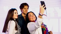 Patung lilin Harry Styles ini baru saja diresmikan di Madame Tussauds London.  