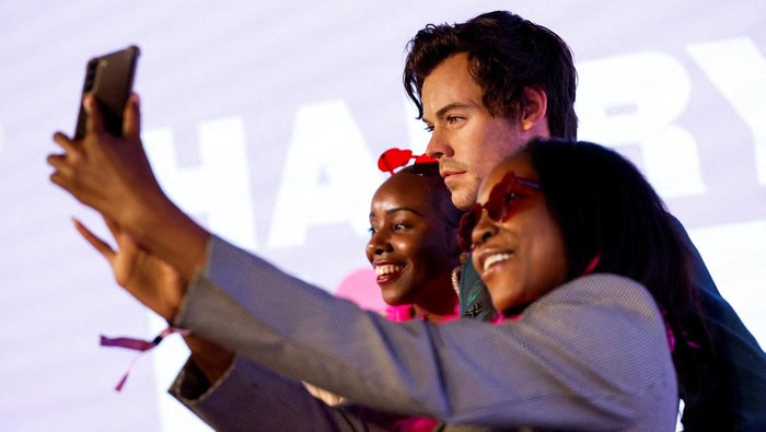 Foto Bareng 'Harry Style' di Madame Tussauds London, Mirip Banget Aslinya Fans pose with the new Harry Styles wax figure during its unveiling at the Madame Tussauds museum in London, Britain, July 26, 2023. REUTERS/Peter Cziborra TPX IMAGES OF THE DAY