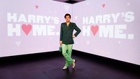Untuk Madame Tussauds di London, Harry Styles didandani dengan blazer dan celana hijau, dilengkapi dengan kalung mutiara.  