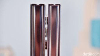 Galaxy Z Fold5 menawarkan perlindungan yang diharapkan pelanggan, lengkap dengan adanya Flex Hinge. Engsel terintegrasi yang baru ini telah dilengkapi dengan struktur rel ganda yang mampu meredam benturan eksternal. Foto: Adi Fida Rahman/detikINET