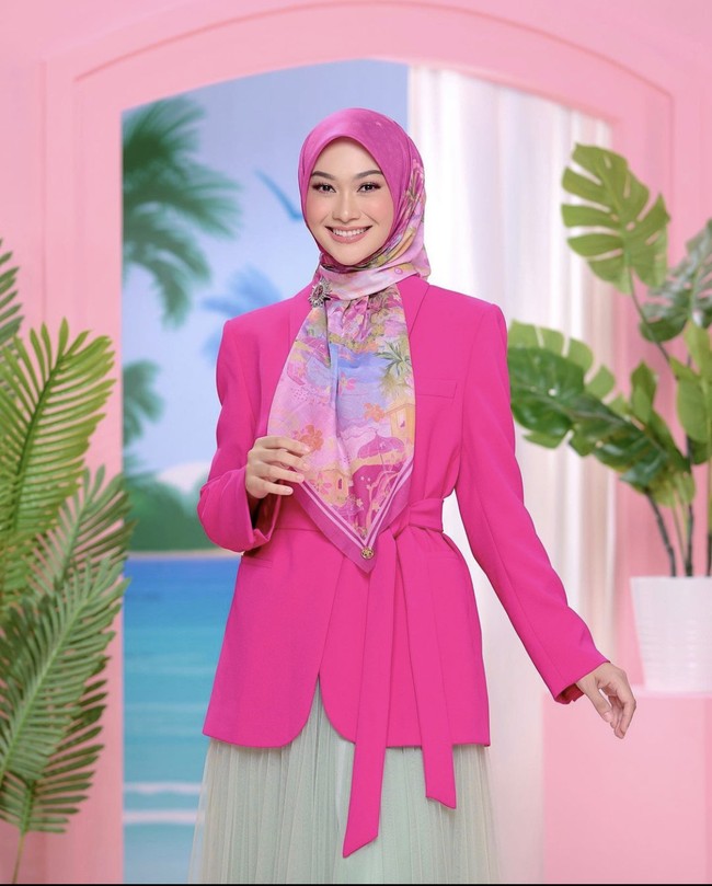 Influencer Indah Nada Puspita juga ikut meramaikan tren berbusana a la Barbie. Namun kali ini merek hijabnya ikut berkolaborasi dengan Barbie.  Foto: Instagram @indahnadapuspita