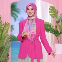 Influencer Indah Nada Puspita juga ikut meramaikan tren berbusana a la Barbie. Namun kali ini merek hijabnya ikut berkolaborasi dengan Barbie.  Foto: Instagram @indahnadapuspita