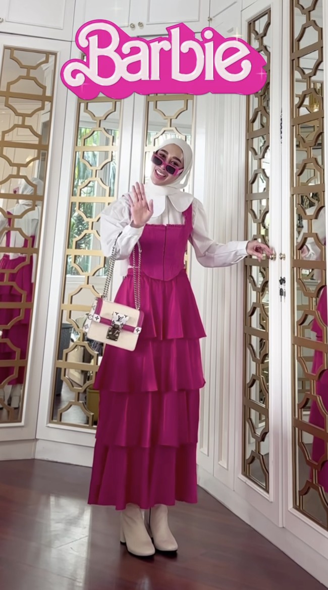 Kemudian Reza Gladys yang sering tampil dengan merek high-end. Saat menjadi Barbie, ia terlihat totalitas dengan padu padan serba shocking pink. Foto: Instagram @rezagladys