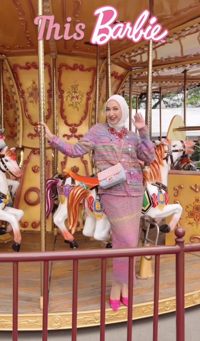 Indira Hapsari yang berbusana a la Barbie dan bisa menjadi inspirasi baju pergi berlibur. Foto: Instagram @indirahapsari