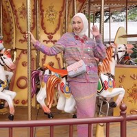 Indira Hapsari yang berbusana a la Barbie dan bisa menjadi inspirasi baju pergi berlibur. Foto: Instagram @indirahapsari