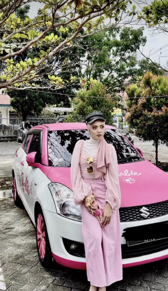 Content creator Suryani Wahyu Lestari yang viral karena ditinggalkan oleh sang suami juga meramiaikan tren berbusana a la Barbie. Bahkan mobilnya saja juga dicat Barbie. Foto: Instagram @ayi_stari