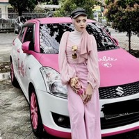 Content creator Suryani Wahyu Lestari yang viral karena ditinggalkan oleh sang suami juga meramiaikan tren berbusana a la Barbie. Bahkan mobilnya saja juga dicat Barbie. Foto: Instagram @ayi_stari