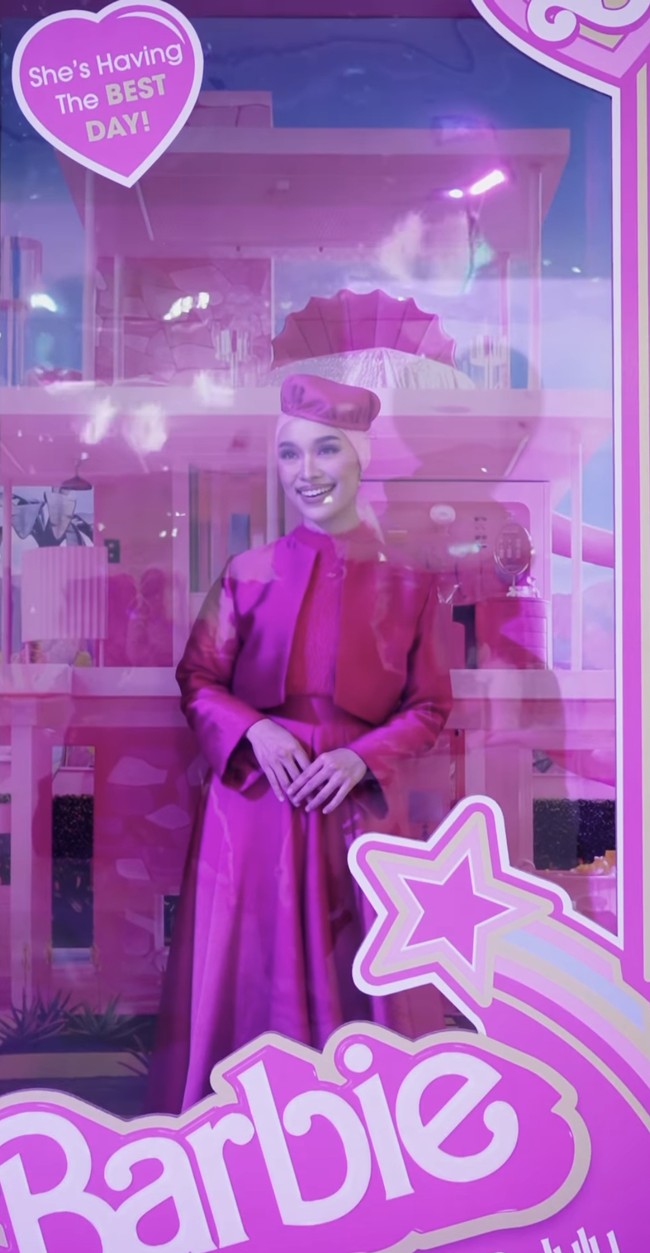 Busana Barbie a la Sofea Ashra juga tampak unik dengan pemakaian topi miring di atas jilbabnya, Setelan rok panjang dan blazer warna shocking pink tentu membuatnya tampil elegan dan profesional. Foto: Instagram @sofeashra