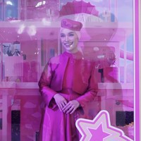 Busana Barbie a la Sofea Ashra juga tampak unik dengan pemakaian topi miring di atas jilbabnya, Setelan rok panjang dan blazer warna shocking pink tentu membuatnya tampil elegan dan profesional. Foto: Instagram @sofeashra