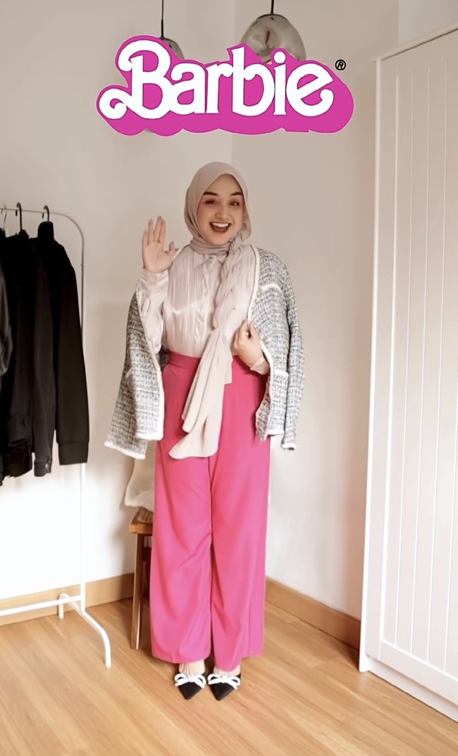Satu lagi selebgram yang populer dan ikut meramaikan inspirasi baju a la Barbie adalah Mawaddatul Haq. Kali ini ia memakai celana palazzo panjang warna pink dan blouse putih. Foto: Instagram @mawaddatulhaq