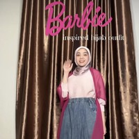 Kemudian ada selebriti Instagram (selebgram) Alfi Siregar yang memadukan setelan blouse dan rok denim. Tampak cardigan shocking pink turut mencuri perhatian. Foto: Instagram @alfisrg