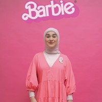 Irish Bella mencoba tampil a la Barbie dengan padu padan gaya hijab simple dan dress panjang warna merah muda. Dress berpotongan kerah V-neck itu dilengkapi dengan manset putih yang membantu menutupi area dada serta lengan. Foto: Dok. Instagram Irish Bella