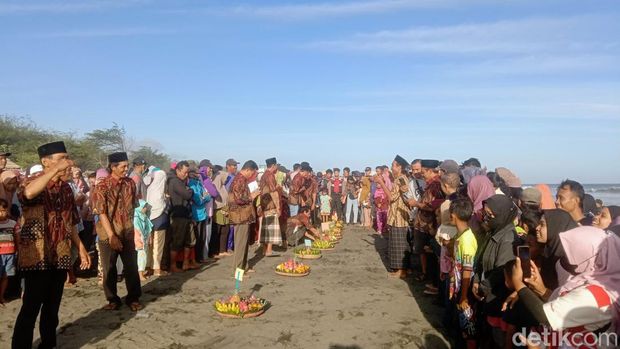 Gelar sedekah laut, nelayan di Purworejo larung tumpeng hasil bumi, Kamis (27/7/2023).