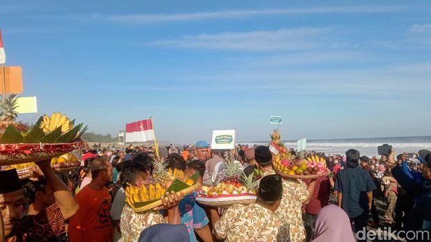 Gelar sedekah laut, nelayan di Purworejo larung tumpeng hasil bumi, Kamis (27/7/2023).