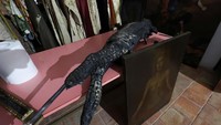 Salib kayu terletak di atas meja di dalam gereja Santa Maria di Gesu setelah rusak akibat kebakaran hutan di kota Palermo, Sisilia, Italia.  