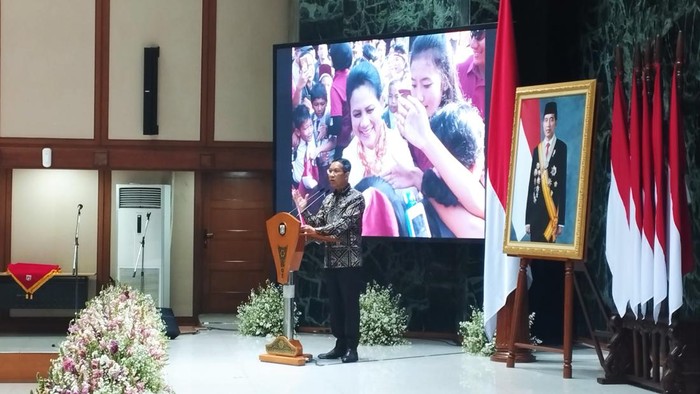 Heru Budi serahkan hadiah ke pemenang lomba fotografi Color of Jakarta 2023