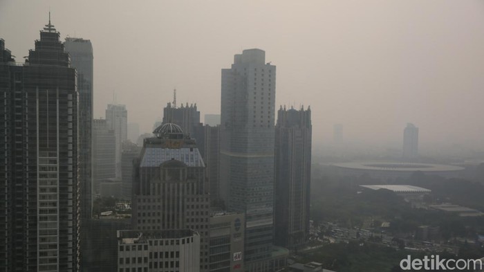 Horor! Sore Ini Polusi Jakarta Terburuk Sedunia Suasana gedung-gedung bertingkat yang tertutup oleh kabut polusi di Jakarta, Kamis (27/7/2023).