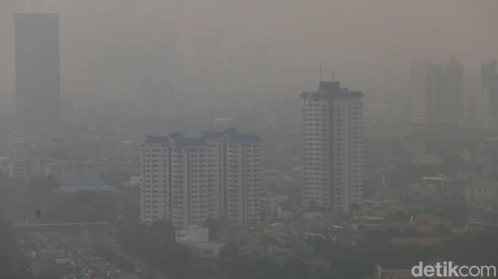 Horor! Sore Ini Polusi Jakarta Terburuk Sedunia Suasana gedung-gedung bertingkat yang tertutup oleh kabut polusi di Jakarta, Kamis (27/7/2023).