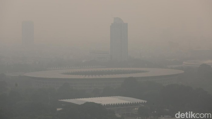 Suasana gedung-gedung bertingkat yang tertutup oleh kabut polusi di Jakarta, Kamis (27/7/2023).