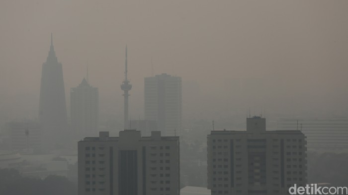 Suasana gedung-gedung bertingkat yang tertutup oleh kabut polusi di Jakarta, Kamis (27/7/2023).