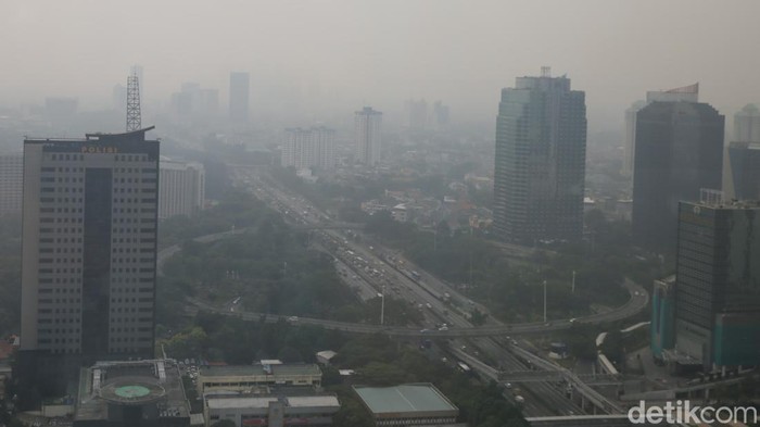 Suasana gedung-gedung bertingkat yang tertutup oleh kabut polusi di Jakarta, Kamis (27/7/2023).