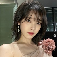 IU termasuk idol KPop wanita dengan followers terbanyak. Kekasih Lee Jong Suk itu belum lama memamerkan potongan rambut barunya kepada 30,8 juta followers.   Foto: Instagram
