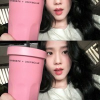 Sedangkan Jisoo BLACKPINK berada di peringkat tiga dengan 74,3 juta followers. Dalam unggahan terbarunya, dia mempromosikan koleksi tumbler hasil kolaborasi BLACKPINK dan Starbucks. Foto: Instagram