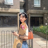 Penggemar tengah menantikan penayangan drama Korea Netflix terbaru Suzy yang berjudul Doona. Baru-baru ini, pemilik 18,5 juta followers itu memamerkan foto-foto liburannya saat berada di London.Foto: Instagram