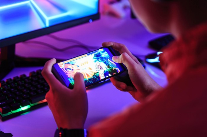 Ilustrasi bermain game online