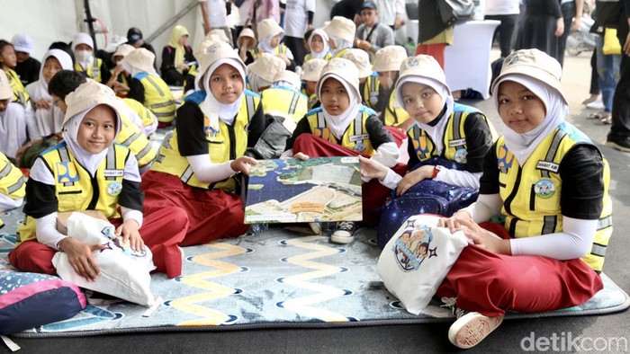 Interaksi dengan Anak Sekolah Sahabat Air Dalam kegiatan Susur Sungai, Kementerian PUPR juga mengadakan kegiatan interaksi dengan anak sekolah mengenai air. Begini momennya.