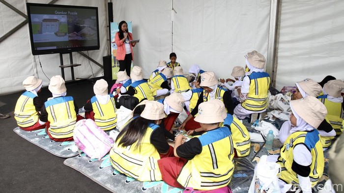Dalam kegiatan Susur Sungai, Kementerian PUPR juga mengadakan kegiatan interaksi dengan anak sekolah mengenai air. Begini momennya.