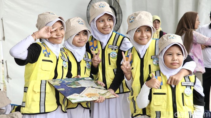 Interaksi dengan Anak Sekolah Sahabat Air Dalam kegiatan Susur Sungai, Kementerian PUPR juga mengadakan kegiatan interaksi dengan anak sekolah mengenai air. Begini momennya.