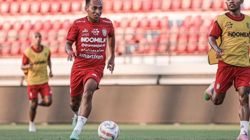 Irfan Jaya saat latihan bersama rekan-rekannya di Bali United.