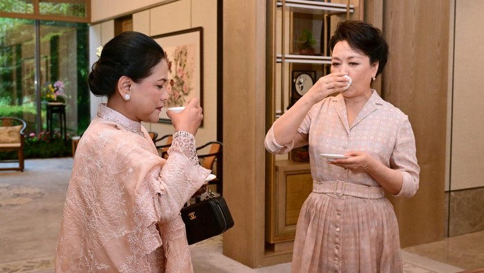 Iriana Jokowi minum teh barenga Madam Peng Liyuan