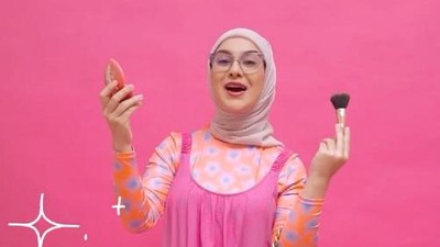 8 Foto Artis dan Selebgram Hijab Bergaya ala Barbie, Irish Bella Bikin Gemas