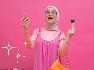 8 Foto Artis dan Selebgram Hijab Bergaya ala Barbie, Irish Bella Bikin Gemas