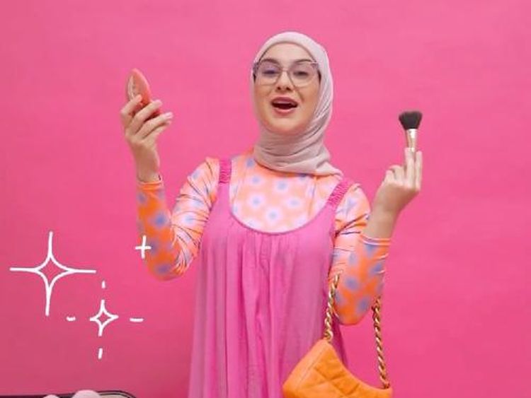 8 Foto Artis dan Selebgram Hijab Bergaya ala Barbie, Irish Bella Bikin Gemas