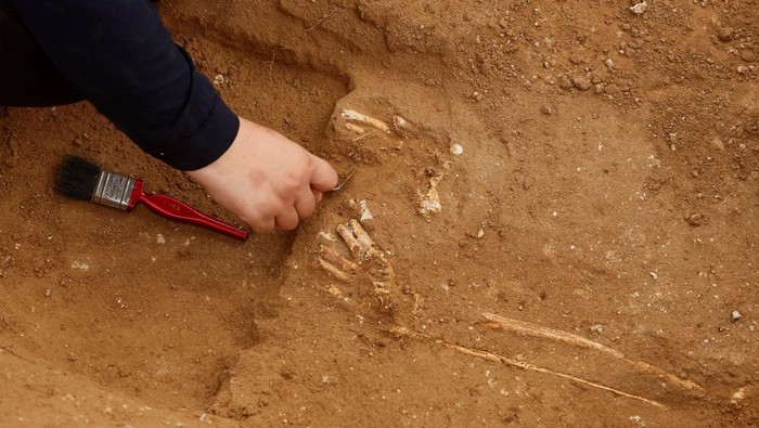 Palestinians uncover a Roman-era cemetery in Gaza, July 23, 2023.  REUTERS/Mohammed Salem