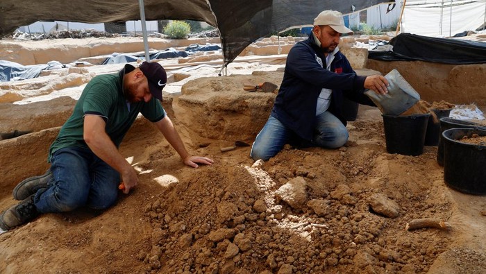 Palestinians uncover a Roman-era cemetery in Gaza, July 23, 2023. REUTERS/Mohammed Salem