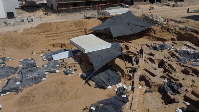 Palestinians uncover a Roman-era cemetery in Gaza, July 23, 2023.  REUTERS/Mohammed Salem