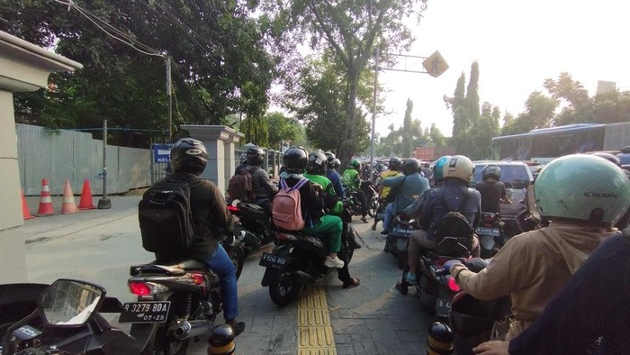 Jalan Latumenten Jakbar Macet, Pemotor Nekat Naik Trotoar