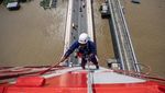 Jembatan Ampera Dicat Ulang Biar Makin Kinclong