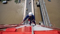 Balai Besar Pelaksana Jalan Nasional (BBPJN) Sumsel melakukan pengecatan ulang Jembatan Ampera yang mulai memudar.   