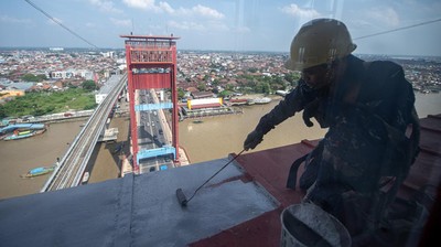 Jembatan Ampera Dicat Ulang Biar Makin Kinclong