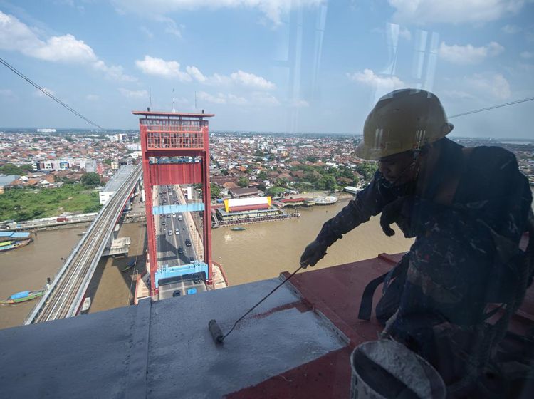 Jembatan Ampera Dicat Ulang Biar Makin Kinclong