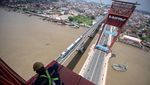 Jembatan Ampera Dicat Ulang Biar Makin Kinclong