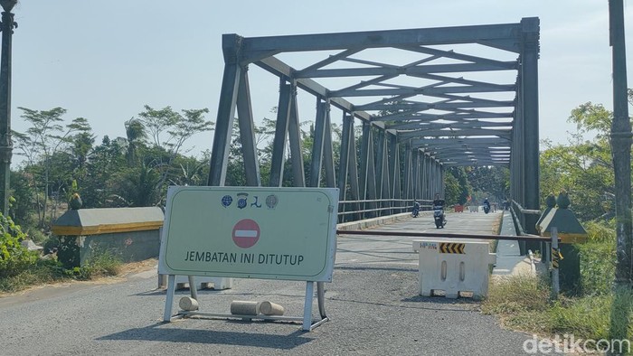 Jembatan Glagah di Kulon Progo sudah ditutup nyaris setahun tak kunjung diperbaiki. Foto diambil Kamis (27/7/2023).