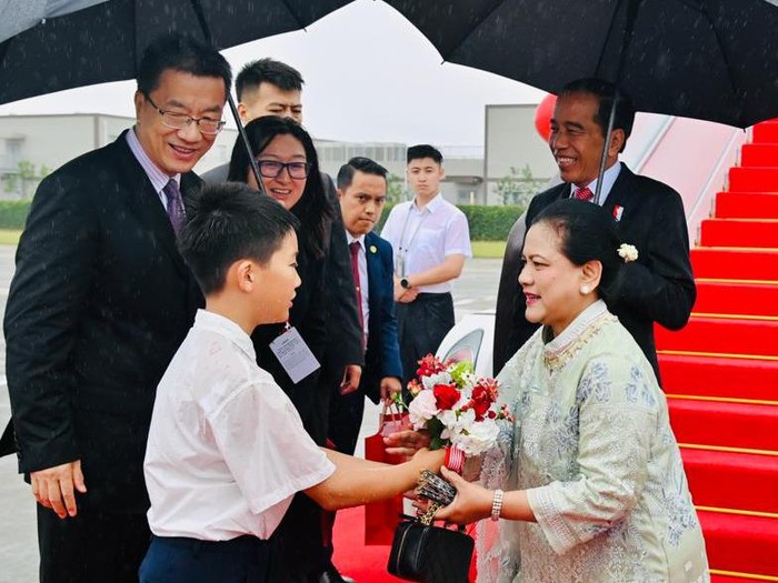 Jokowi dan Iriana Tiba di Chengdu, Disambut Menteri Pendidikan China (Laily Rachev/Biro Pers Sekretariat Presiden)